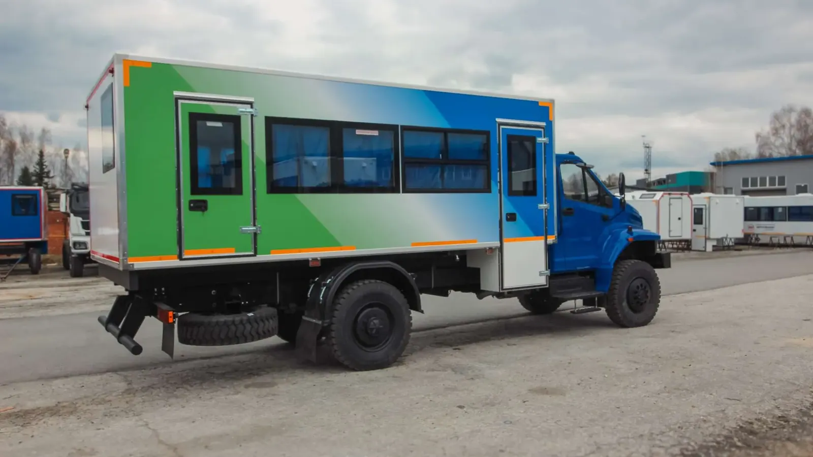 Вахтовый автобус Урал-80 43206-6912-67 4x4, 24 места фото 3