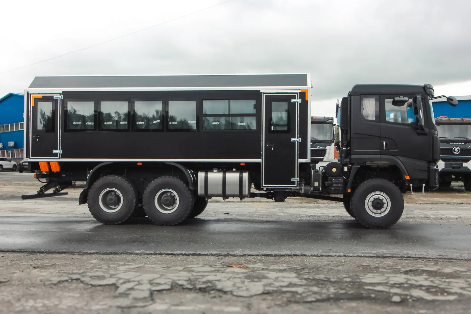 Вахтовый автобус Shacman X3000, 28 мест (Черный) фото 3