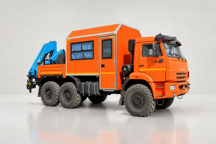 Вахтовый автобус с бортовой платформой и КМУ ИМ-150 КАМАЗ 43118-3027-50, 10 мест