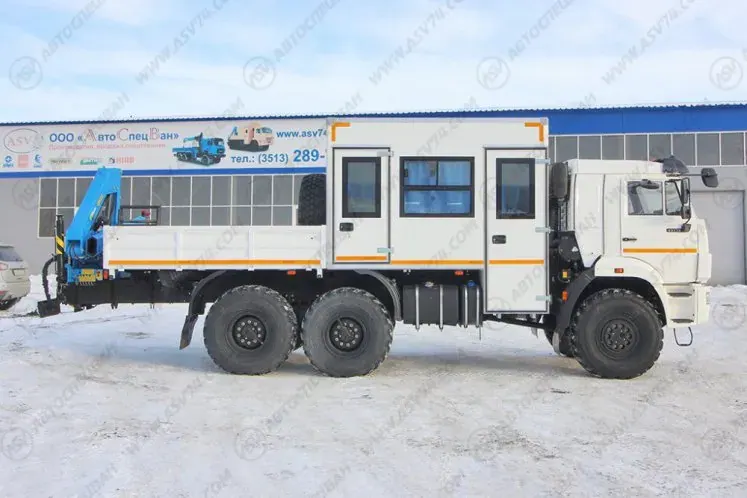 Вахтовый автобус с бортовой платформой и КМУ ИМ-55. КАМАЗ 43118-3027-50, 8 мест фото 4