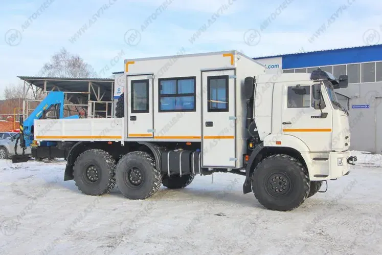 Вахтовый автобус с бортовой платформой и КМУ ИМ-55. КАМАЗ 43118-3027-50, 8 мест фото 2