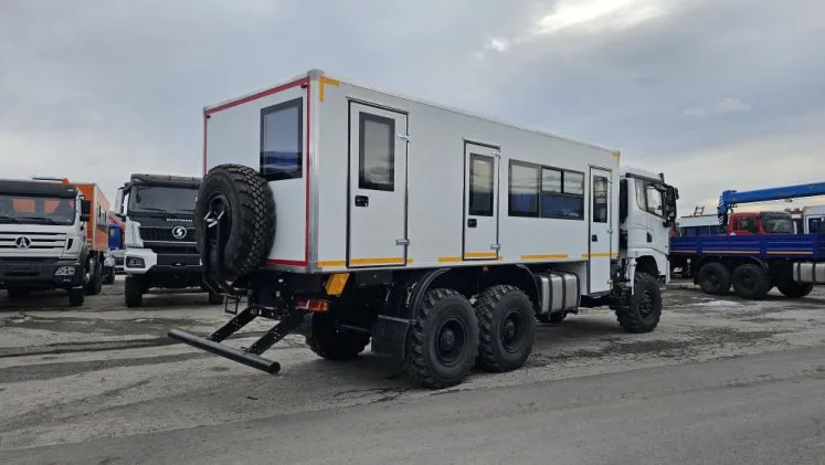 Вахтовый автобус Shacman X3000, 16 мест с грузовым отсеком 3