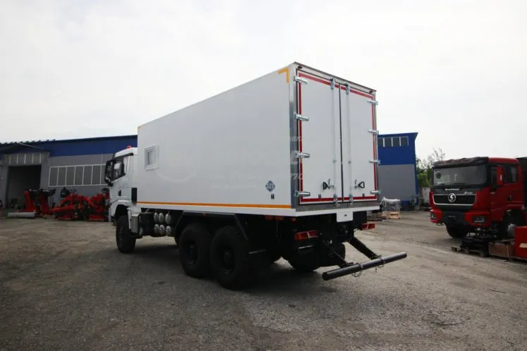 Shacman X3000 6x6 для перевозки опасных грузов 3
