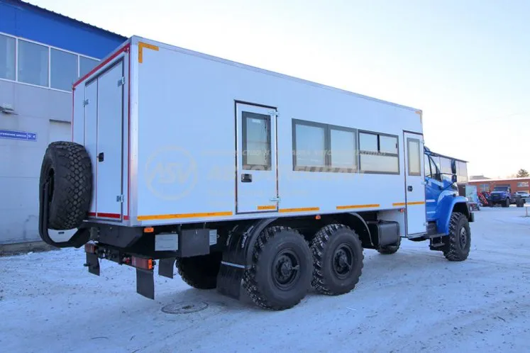 Вахтовый автобус LUXE с грузовым отсеком Урал NEXT 4320-6952-74 (Е5) Г38, 16 мест 1