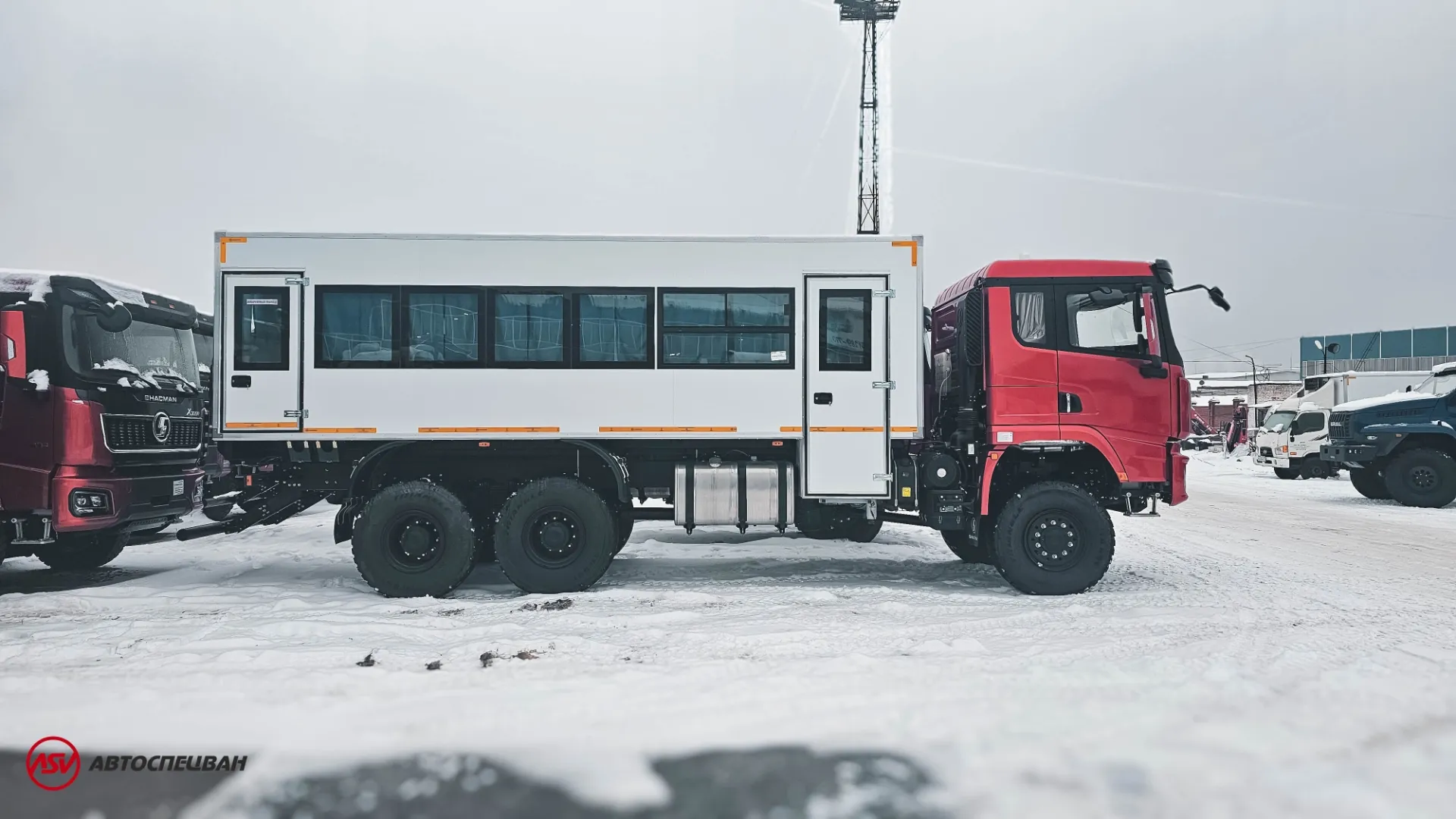 Вахтовый автобус Shacman X3000, 28 мест 1
