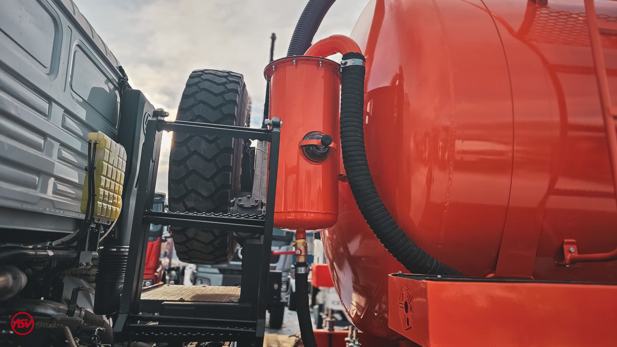 Автоцистерна вакуумная МВ-15 на шасси SHACMAN SX32586V385 6Х6 6