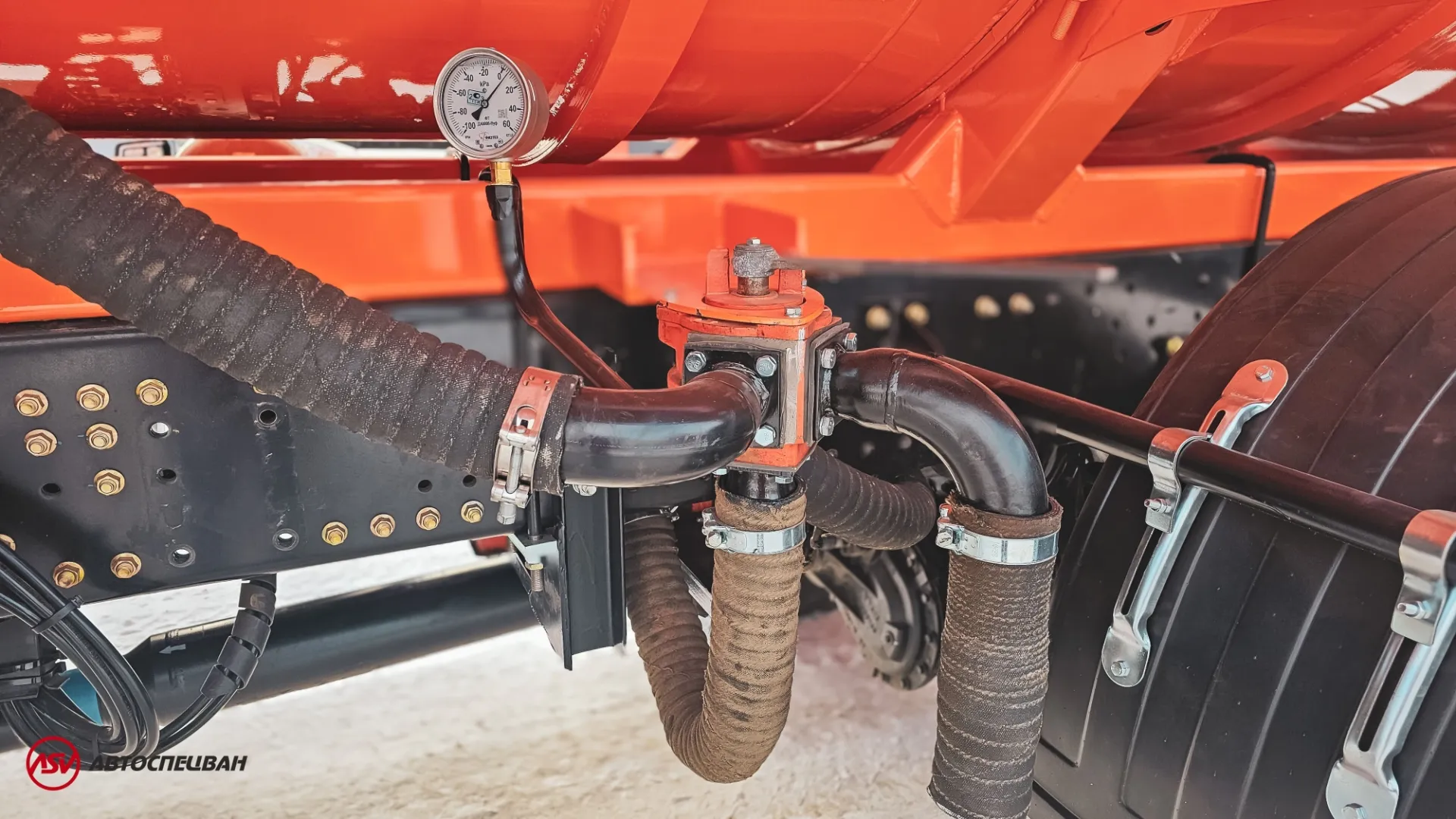 Автоцистерна вакуумная МВ-15 на шасси SHACMAN SX32586V385 6Х6 7
