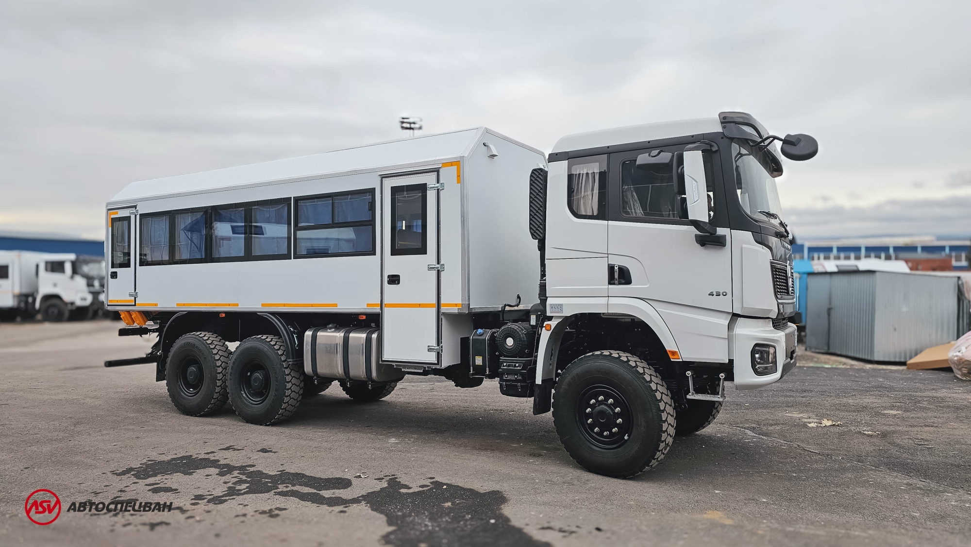 Вахтовый автобус Shacman X3000, 28 мест (боковые скосы) 0