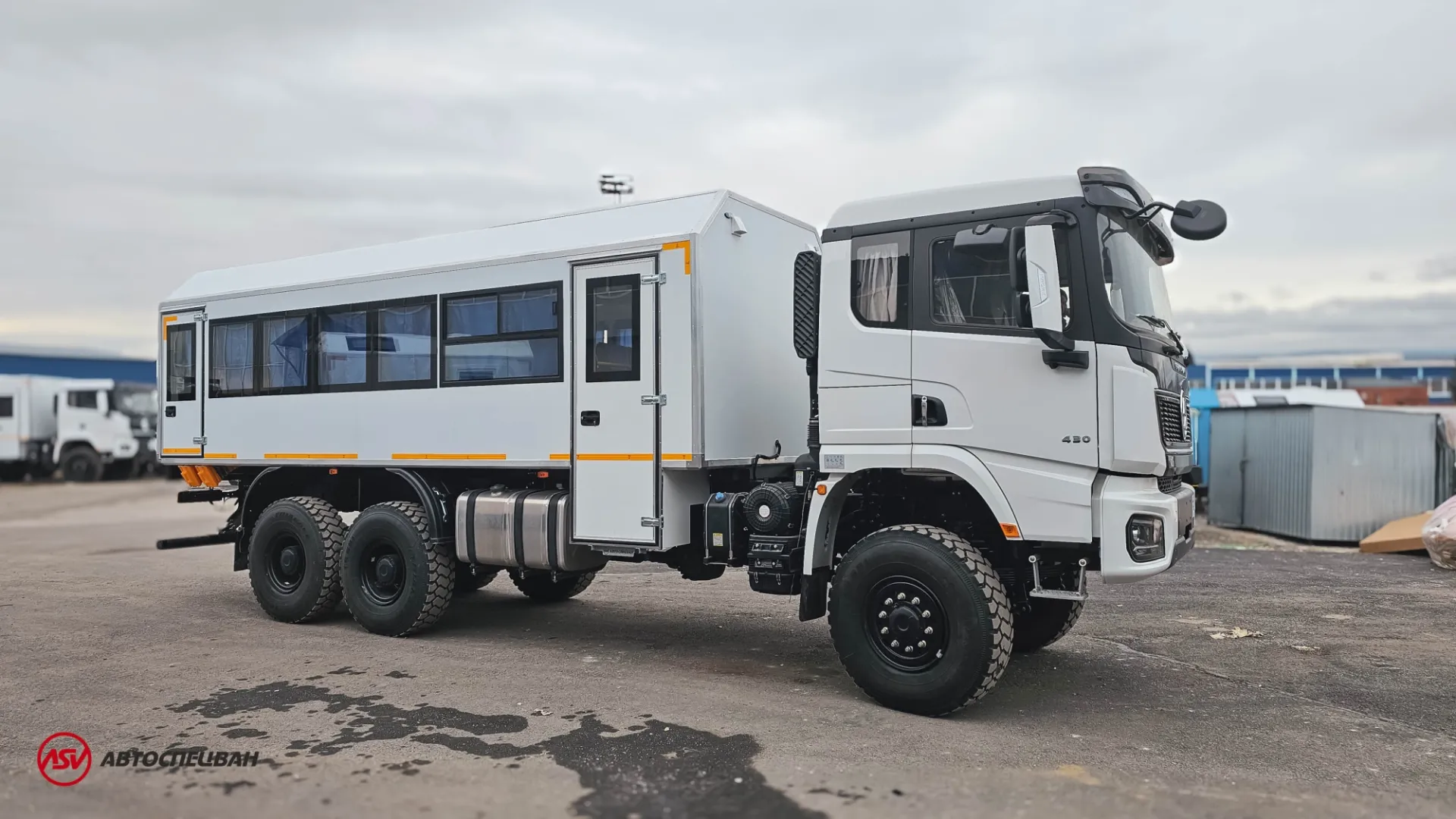 Вахтовый автобус Shacman X3000, 28 мест (боковые скосы) 0