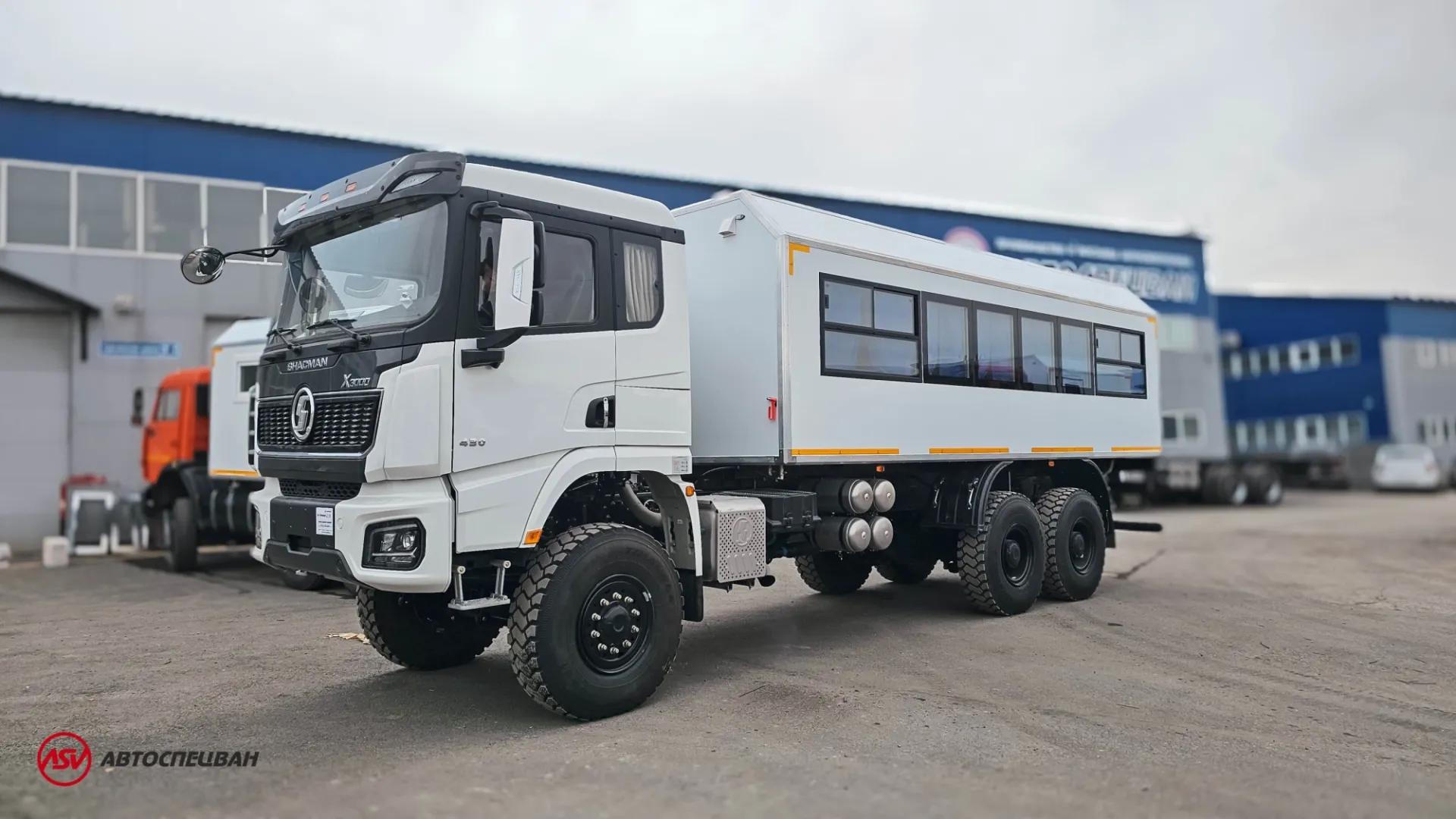 Вахтовый автобус Shacman X3000, 28 мест (боковые скосы) 1