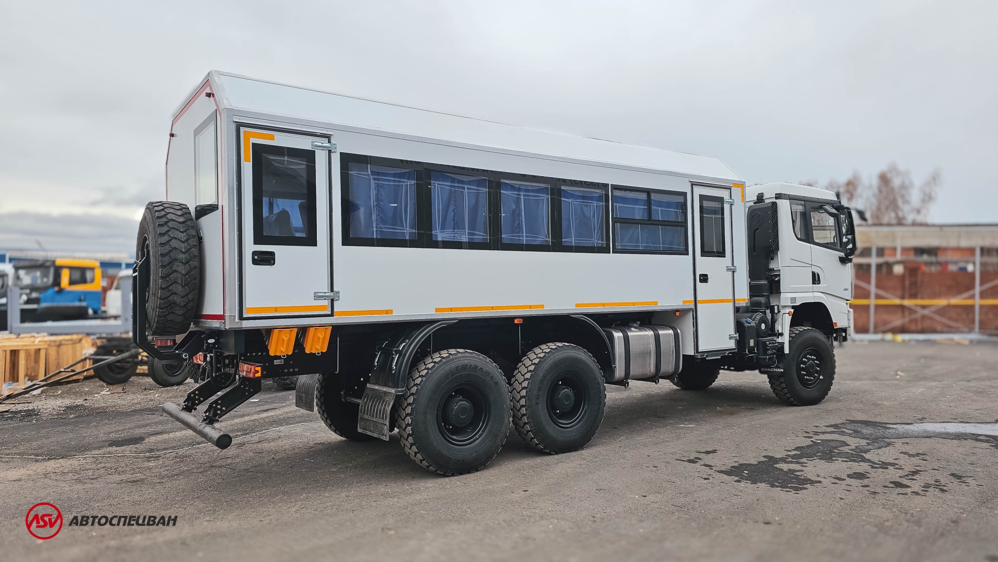 Вахтовый автобус Shacman X3000, 28 мест (боковые скосы) 2