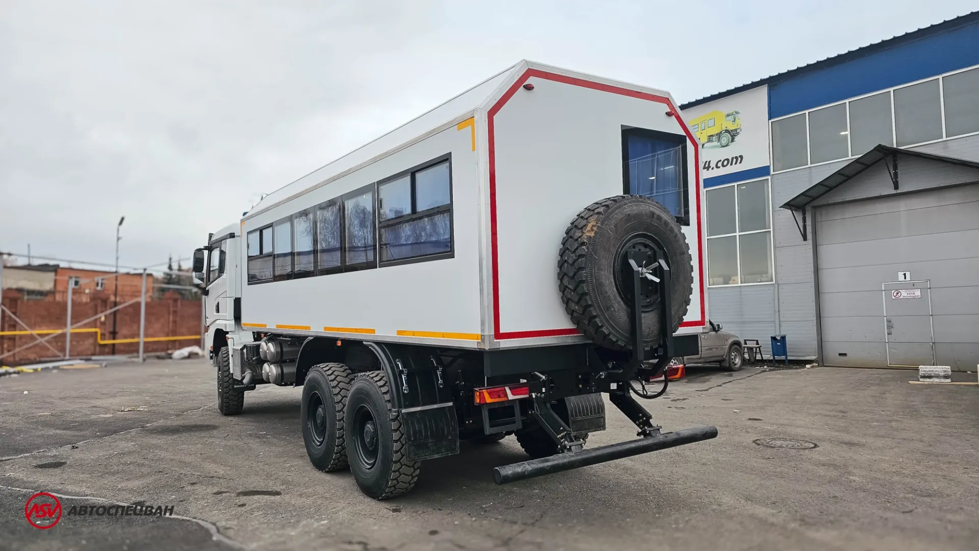 Вахтовый автобус Shacman X3000, 28 мест (боковые скосы) 3