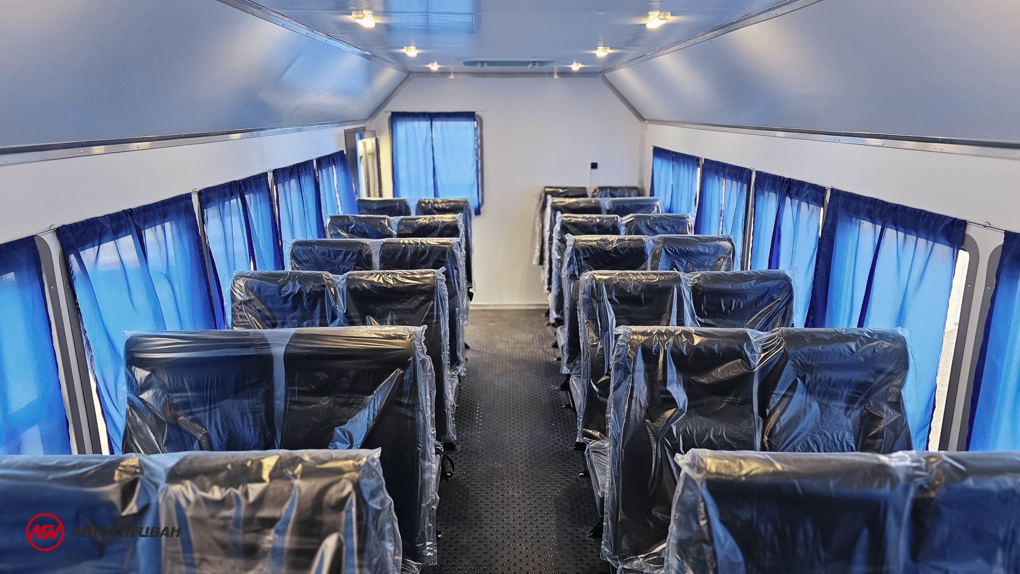 Вахтовый автобус Shacman X3000, 28 мест (боковые скосы) 5