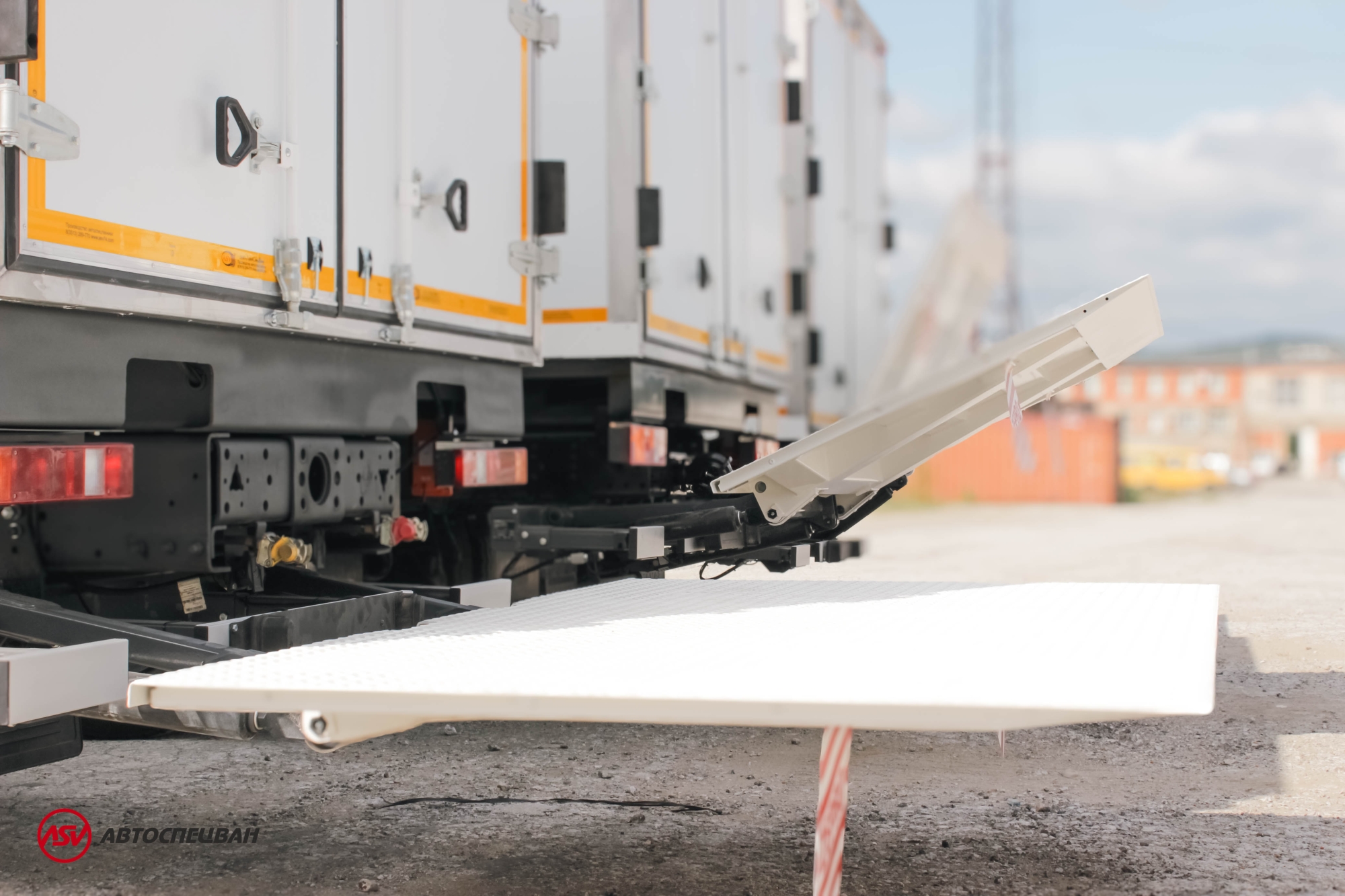 Изотермический фургон КамАЗ 65115-3094-19 с ХОУ и гидробортом 3