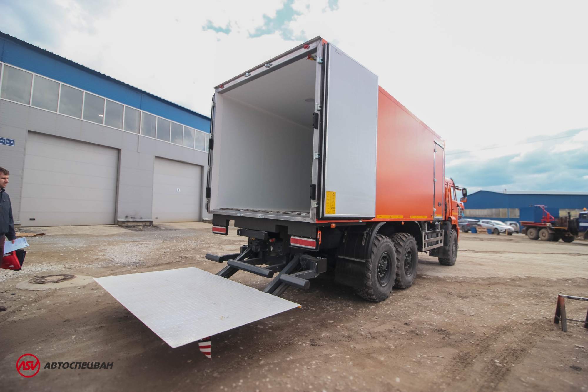 Рефрижератор с гидробортом ZEPRO и ХОУ Thermo King на шасси КамАЗ 43118-3027-50 3