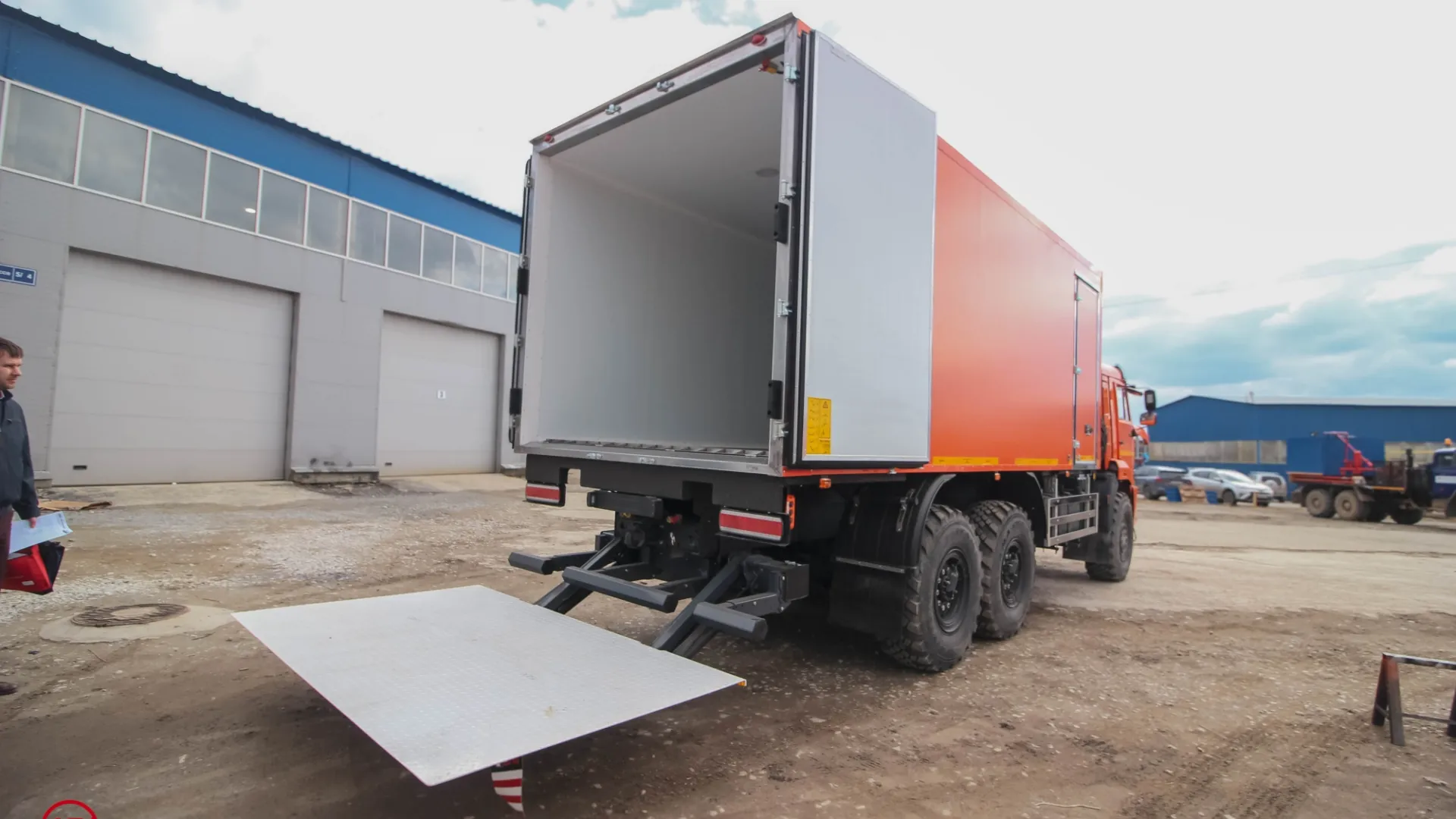 Рефрижератор с гидробортом ZEPRO и ХОУ Thermo King на шасси КамАЗ 43118-3027-50 3