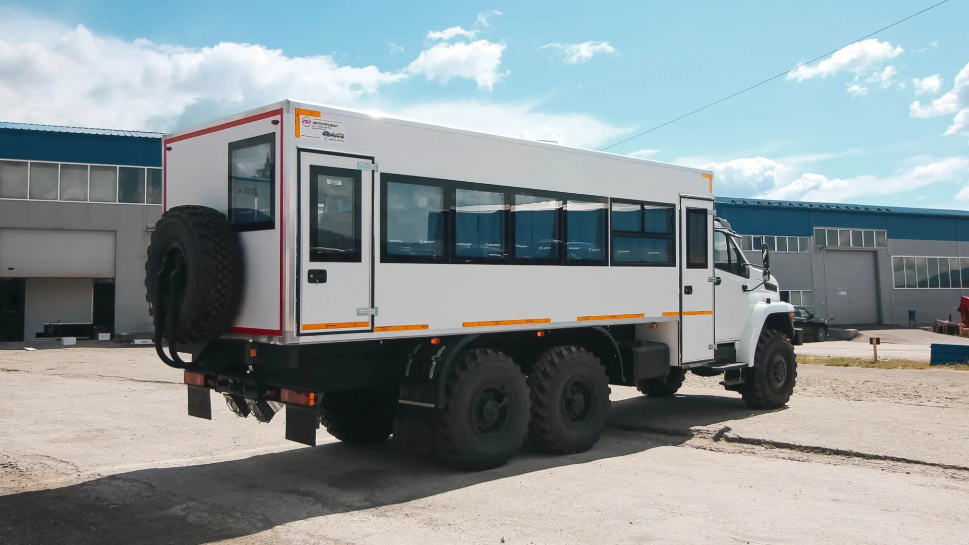 Вахтовый автобус Урал NEXT 4320-6952-72 (Е5) Г38, 28 мест 1