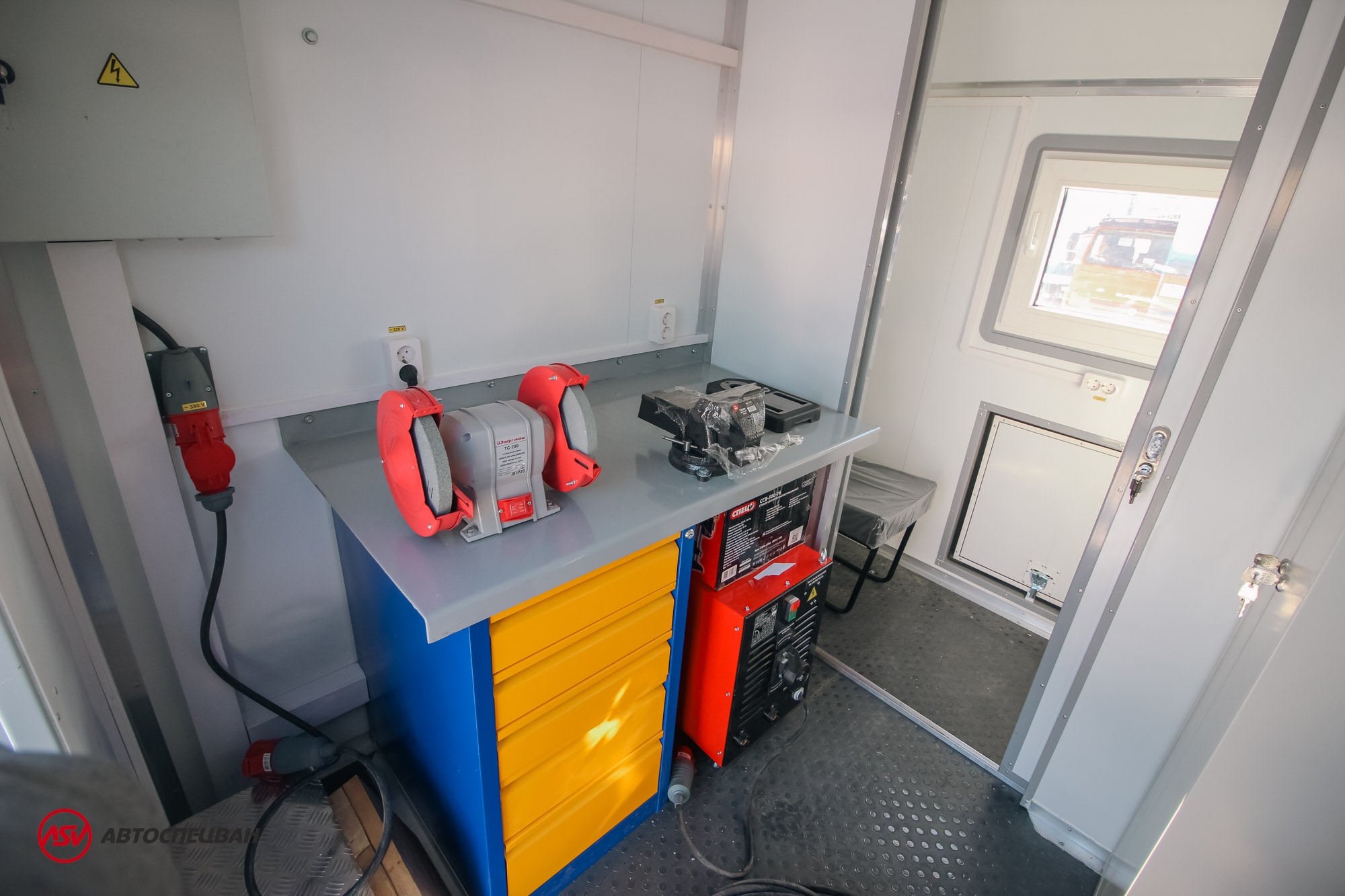 Передвижная мастерская ПАРМ на шасси Iveco АМТ EuroCargo MLC150 c бортовой платформой и КМУ ИМ-50 6