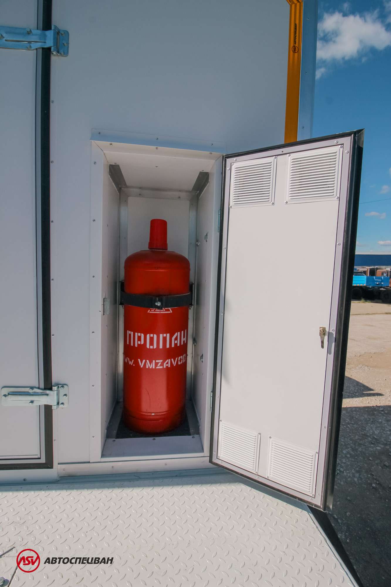 Агрегат для ремонта и обслуживания качалок АРОК КАМАЗ 43118-3027-50 с бортовой платформой и КМУ ИМ-95 11