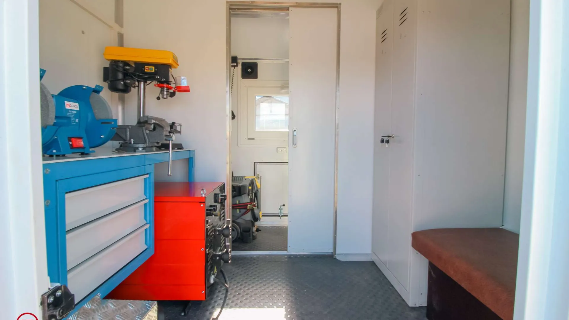 Агрегат для ремонта и обслуживания качалок АРОК КАМАЗ 43118-3027-50 с бортовой платформой и КМУ ИМ-95 14