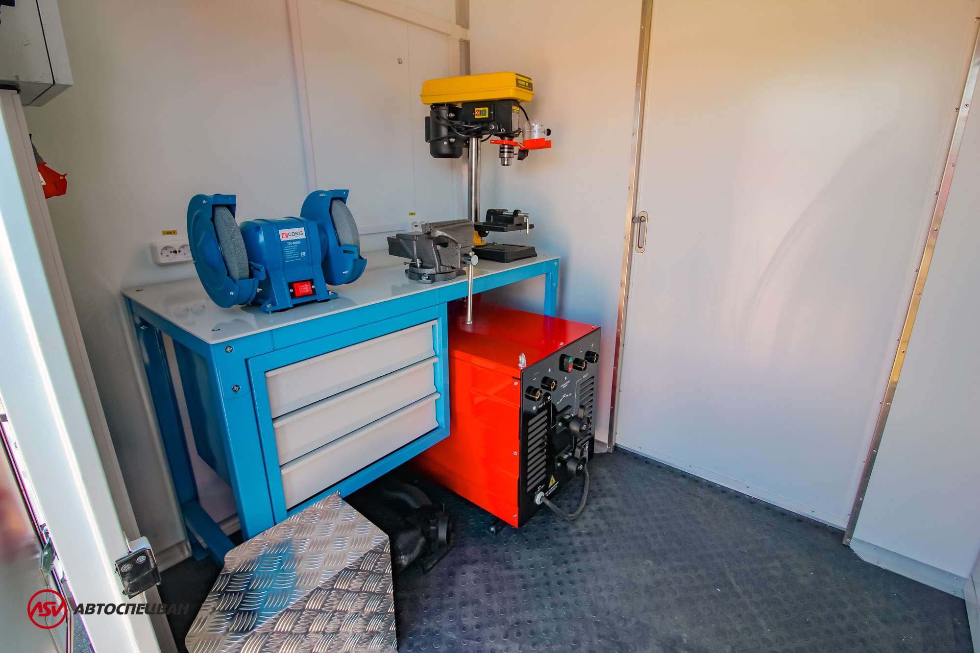 Агрегат для ремонта и обслуживания качалок АРОК КАМАЗ 43118-3027-50 с бортовой платформой и КМУ ИМ-95 13