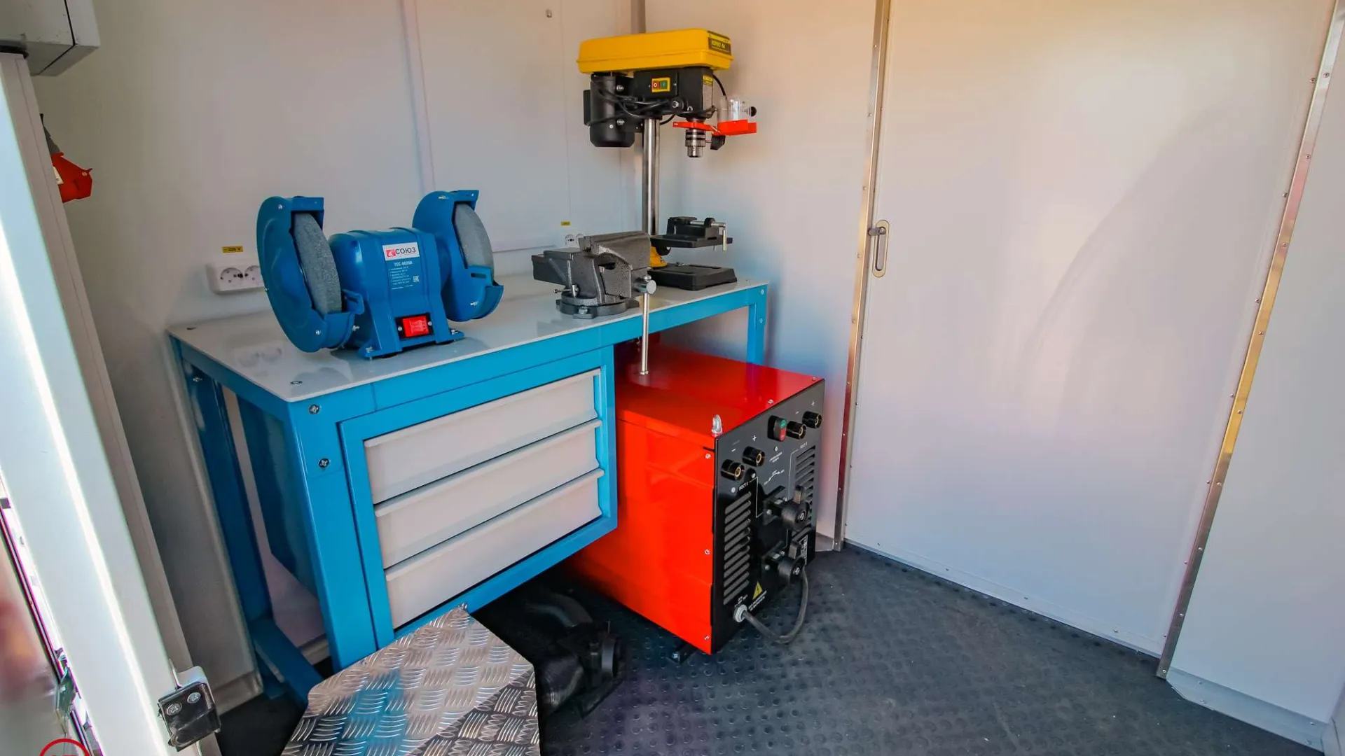 Агрегат для ремонта и обслуживания качалок АРОК КАМАЗ 43118-3027-50 с бортовой платформой и КМУ ИМ-95 13