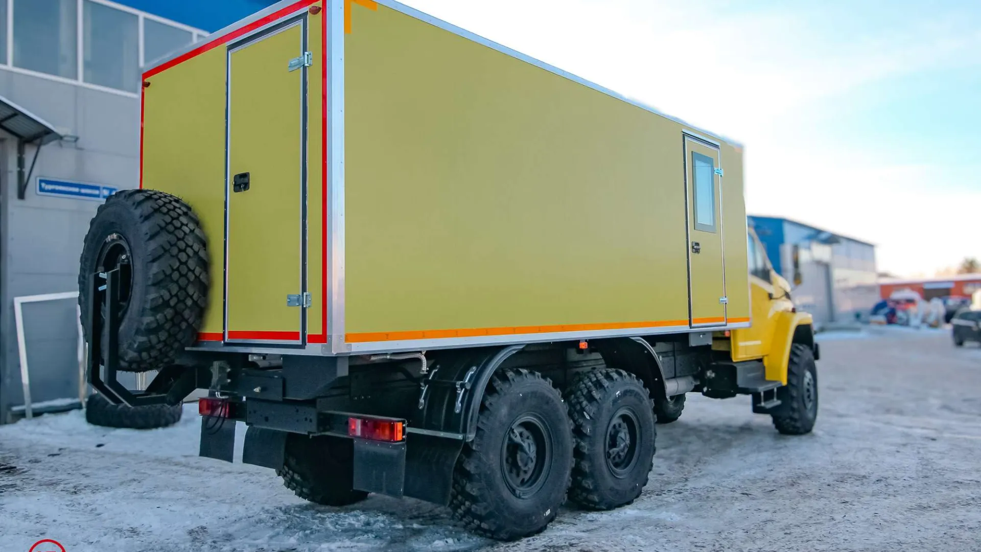 Транспортно-бытовой автомобиль ТБМ Урал NEXT 4320-6952-72(Е5)(2 отсека) 2