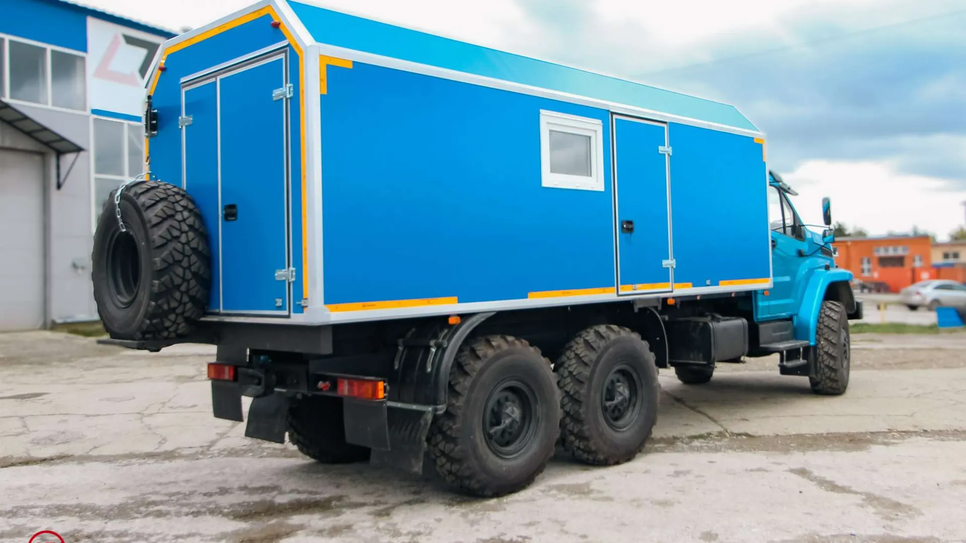 Транспортно-бытовой автомобиль ТБМ Урал NEXT 4320-6952-72(Е5) 1