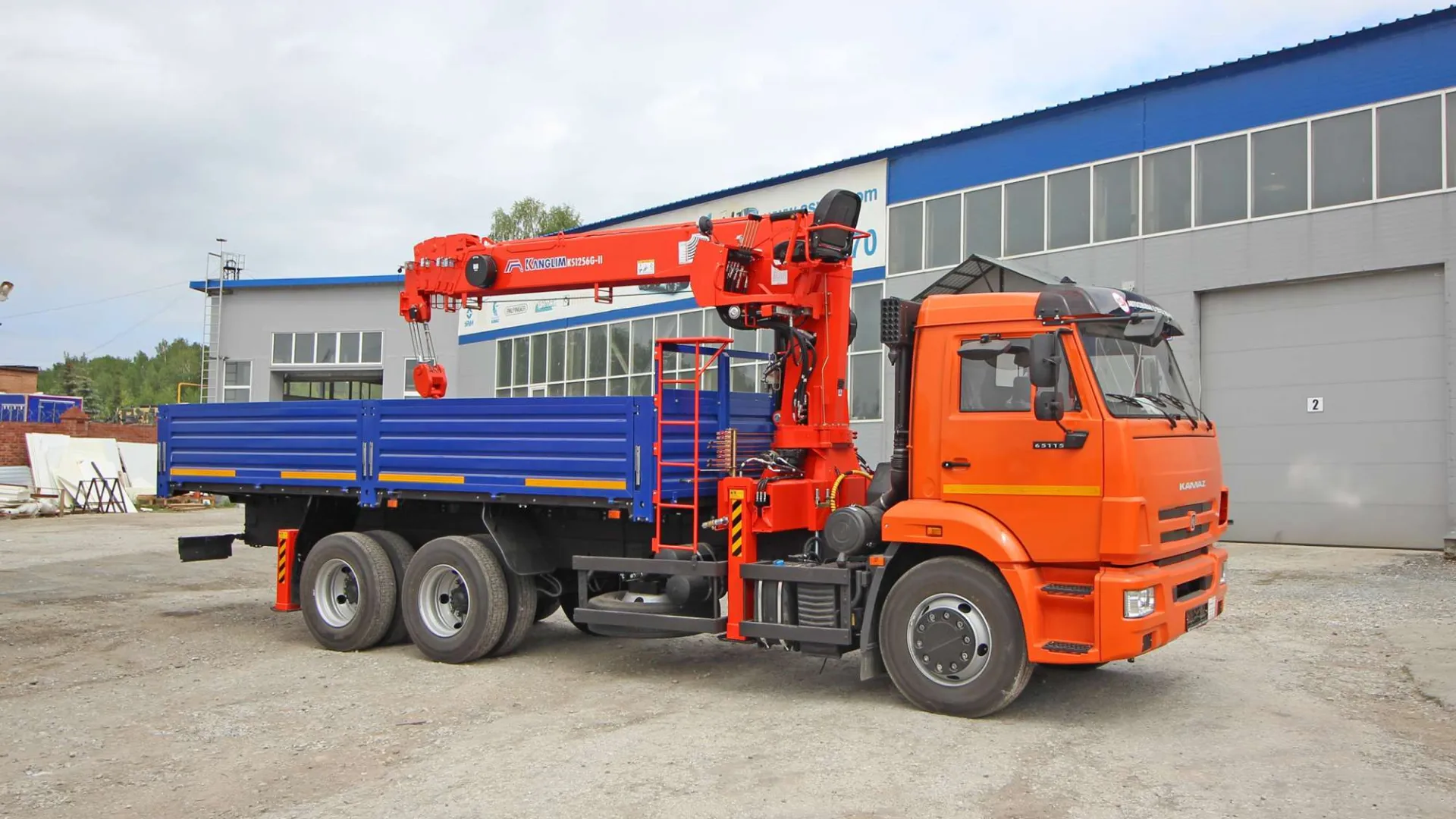 Бортовой КАМАЗ 65115-3094-48 с КМУ Kanglim KS-1256 0