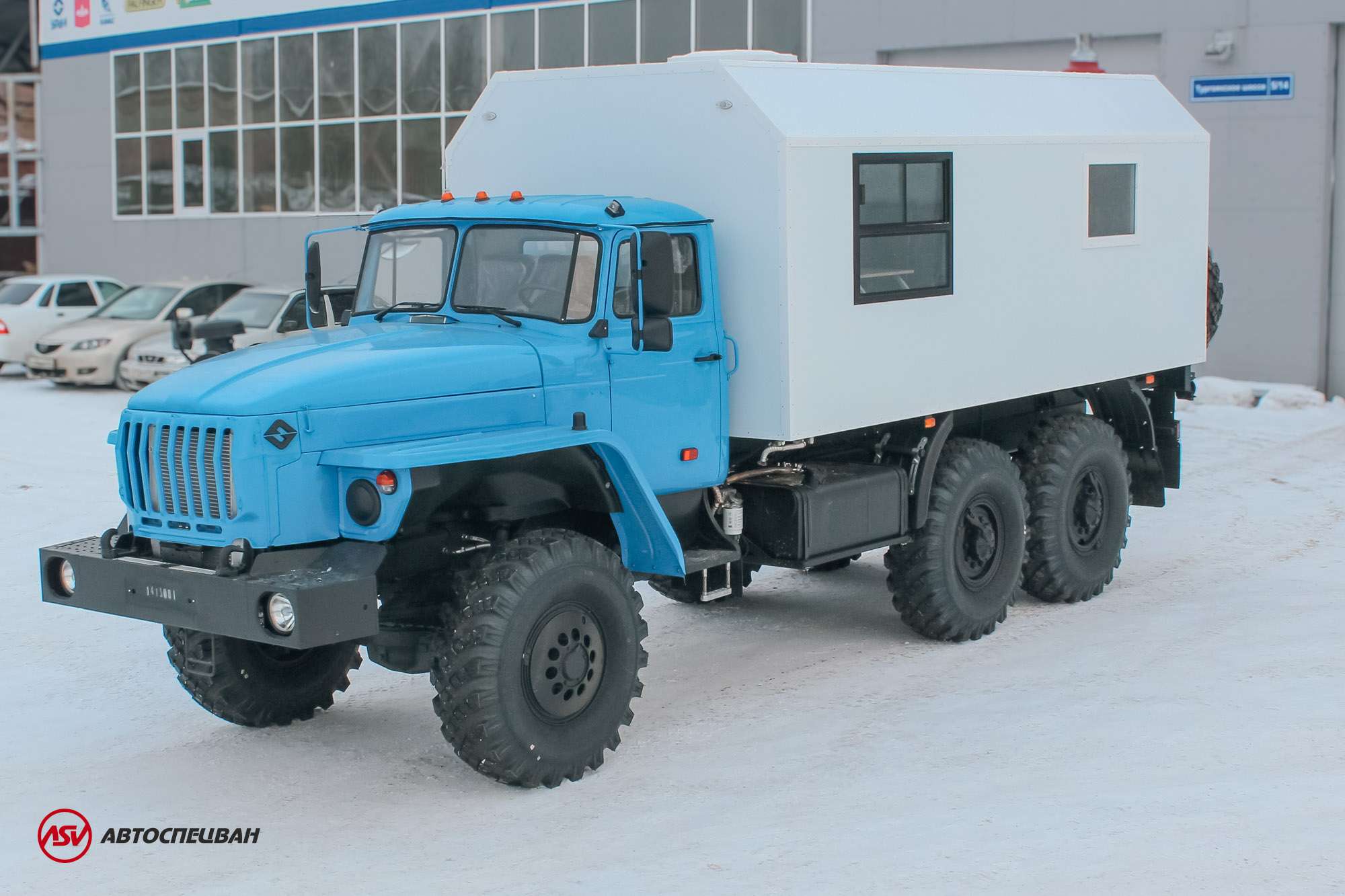 Транспортно-бытовой автомобиль ТБМ Урал 4320-1112-71М с отсеком для перевозки людей 1