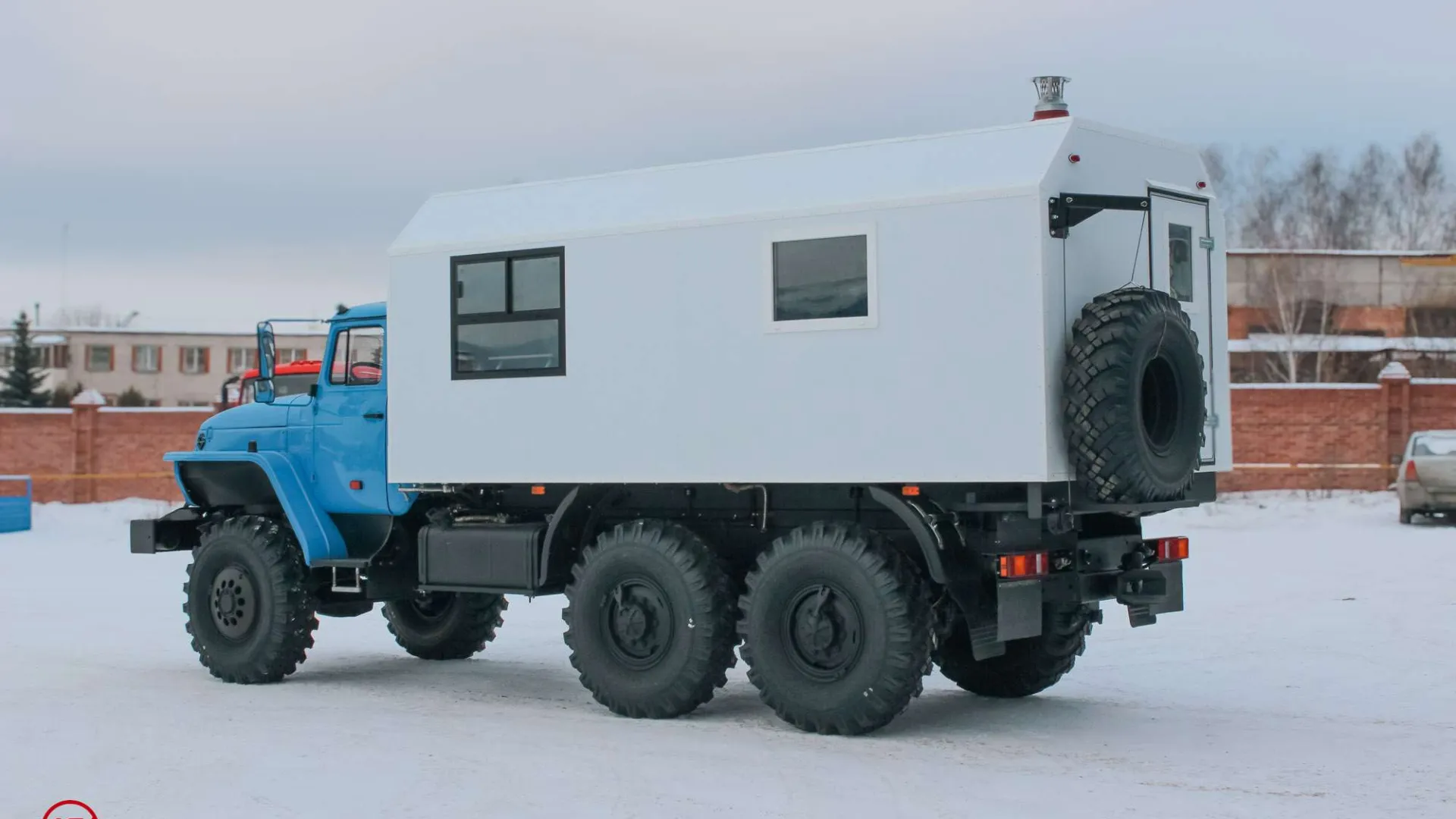 Транспортно-бытовой автомобиль ТБМ Урал 4320-1112-71М с отсеком для перевозки людей 2