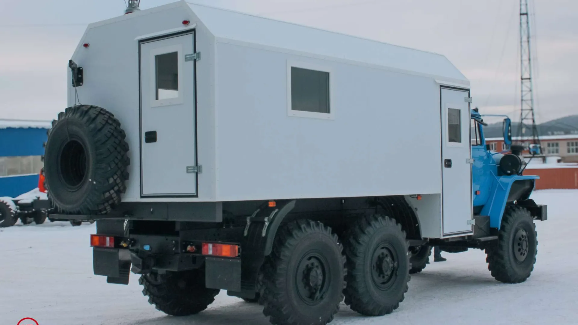 Транспортно-бытовой автомобиль ТБМ Урал 4320-1112-71М с отсеком для перевозки людей 3