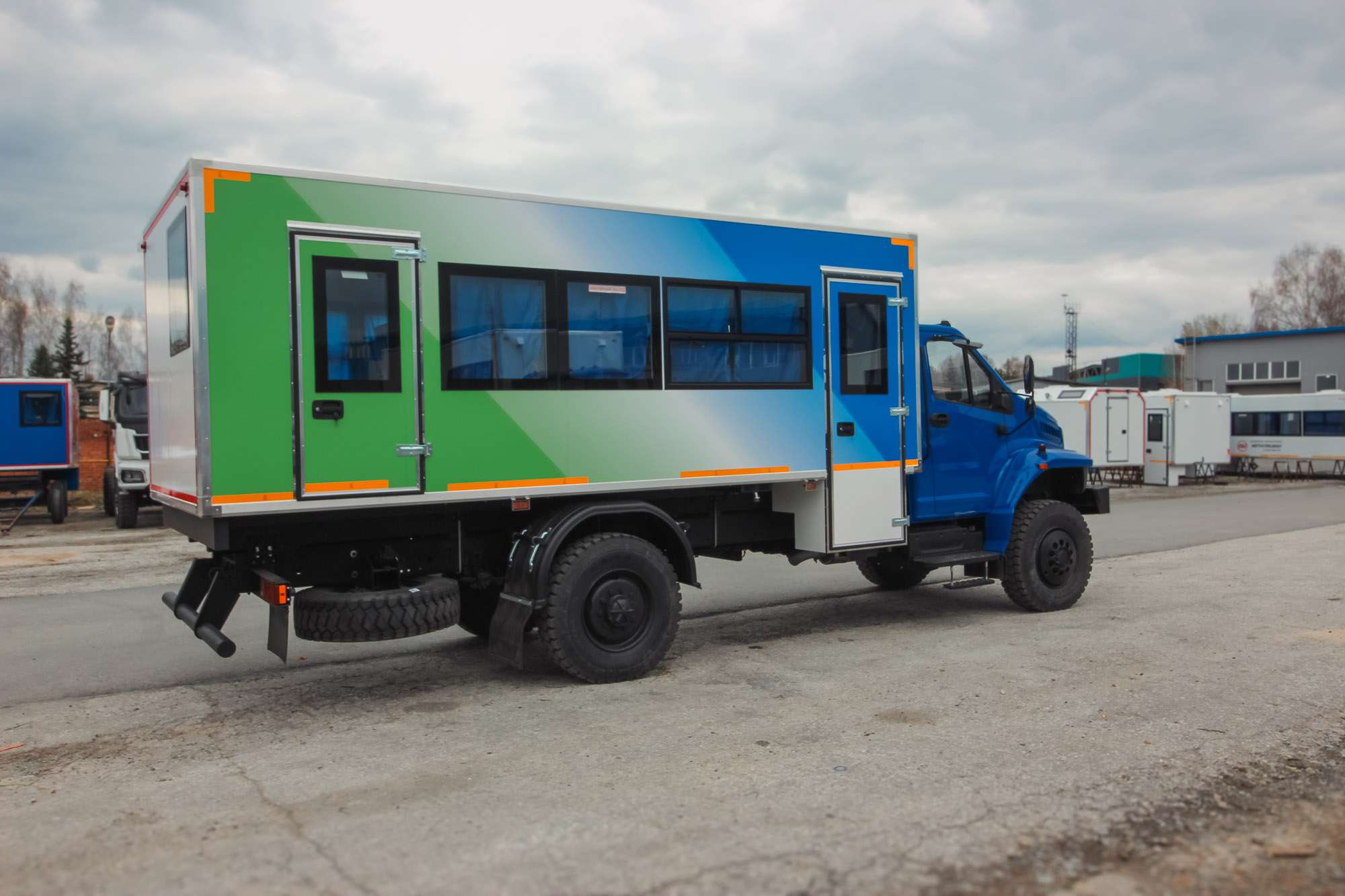 Вахтовый автобус Урал-80 43206-6912-67 4x4, 24 места 1