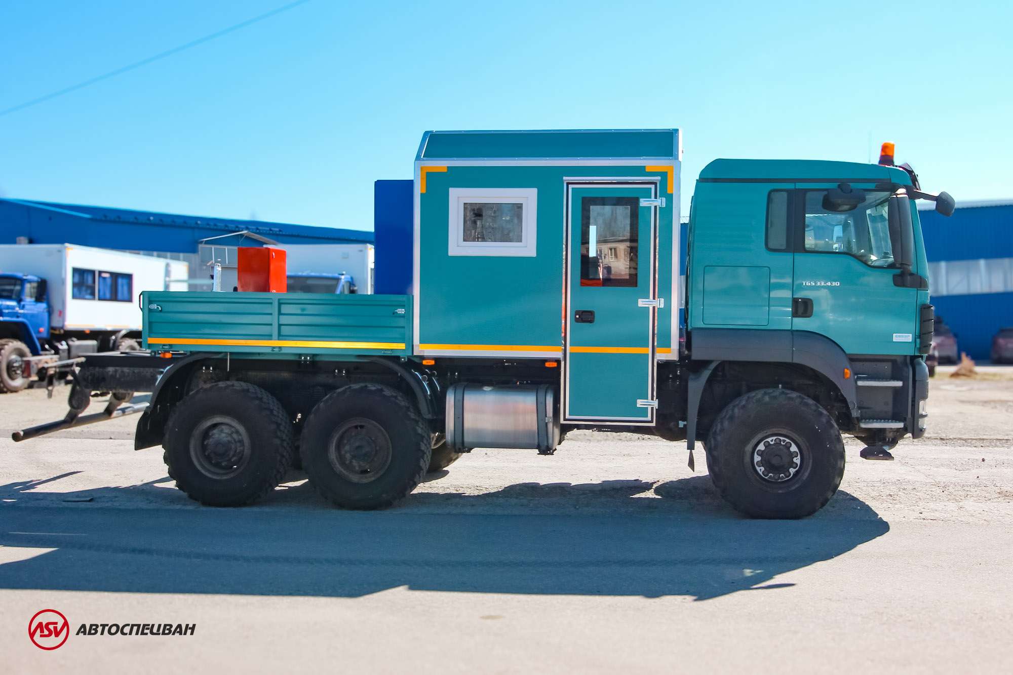 Грузопассажирский автомобиль на шасси MAN TGS 33.430 6x6 BBS c КМУ ИМ-95 1