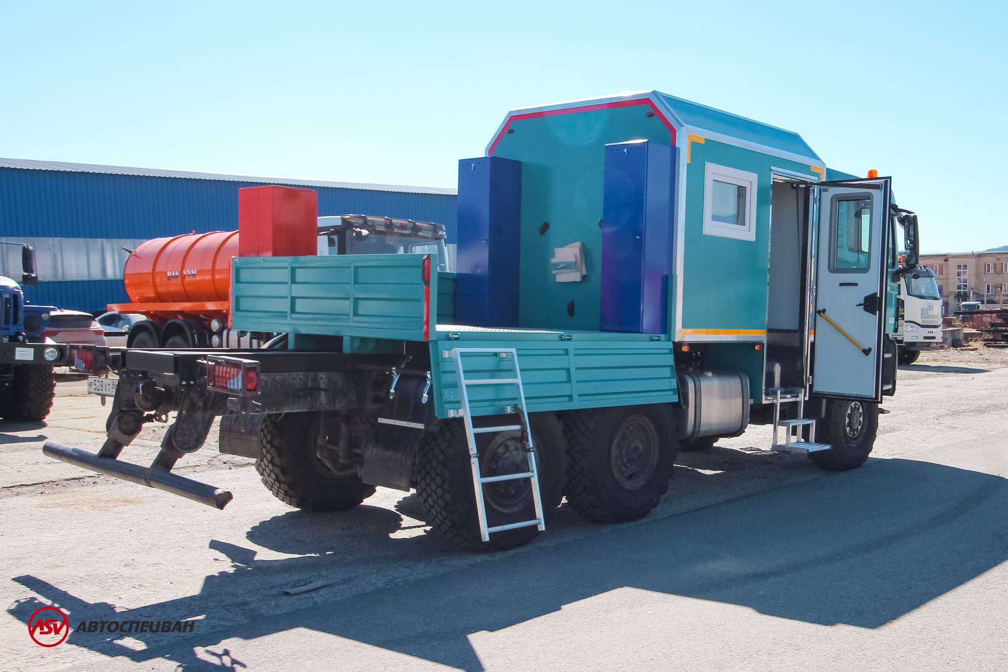 Грузопассажирский автомобиль на шасси MAN TGS 33.430 6x6 BBS c КМУ ИМ-95 3