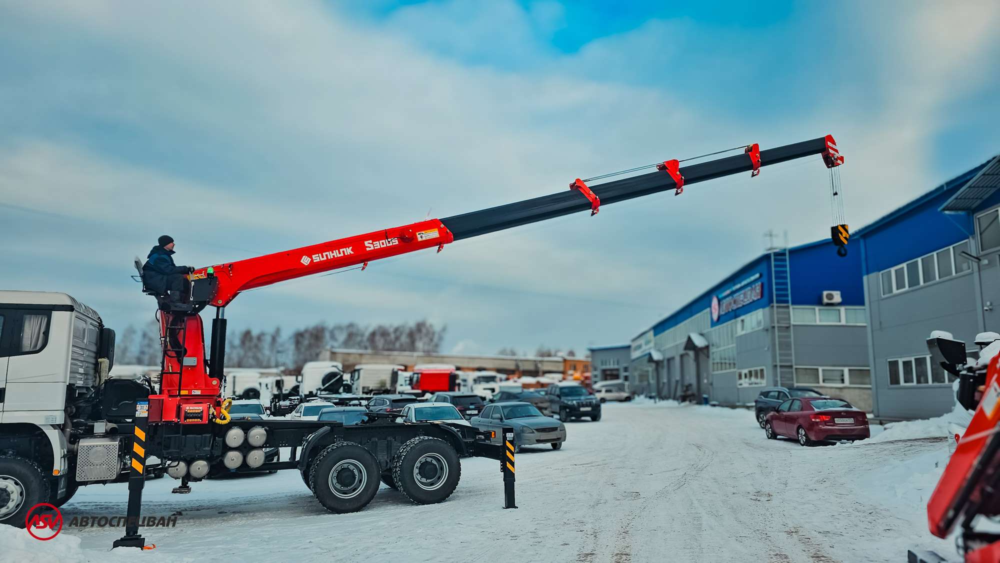 Седельный тягач Shacman X3000 с КМУ Sunhunk S-3005 3