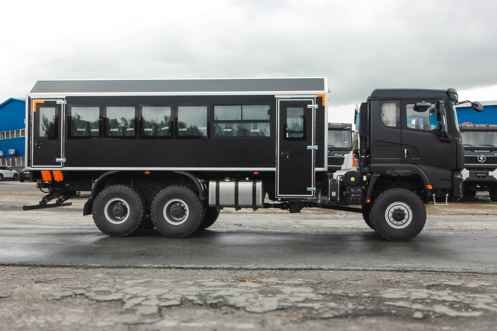 Вахтовый автобус Shacman X3000, 28 мест (Черный) 1