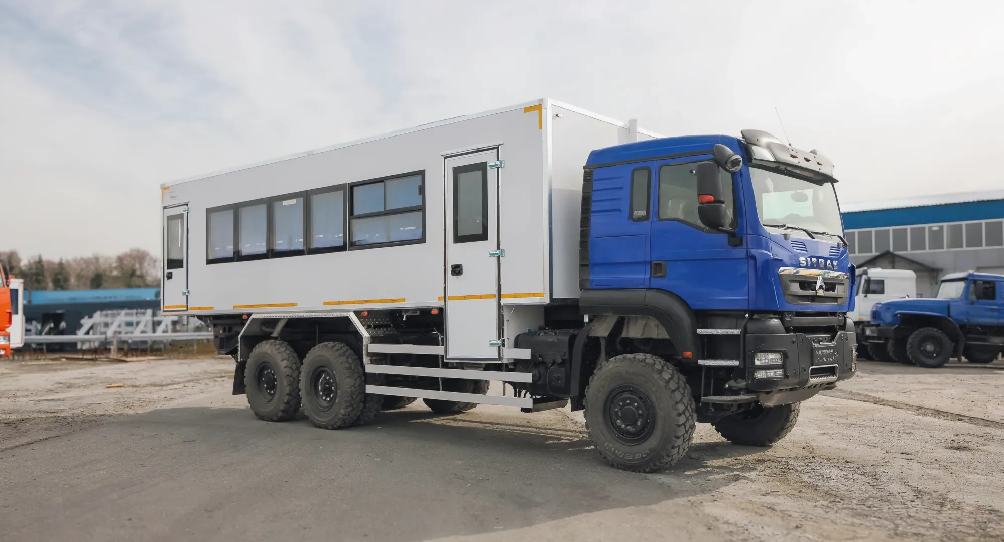 Вахтовый автобус 28 мест на шасси SITRAK C7H 6x6 0
