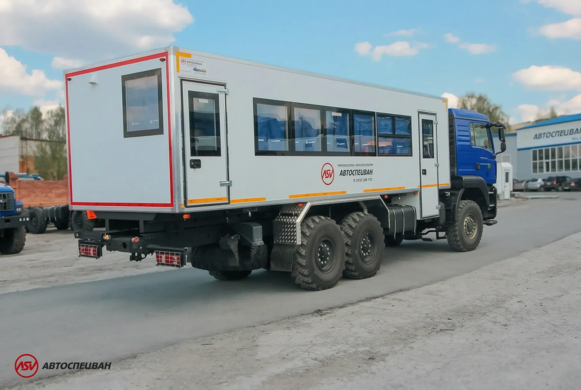 Вахтовый автобус 28 мест на шасси SITRAK C7H 6x6 1