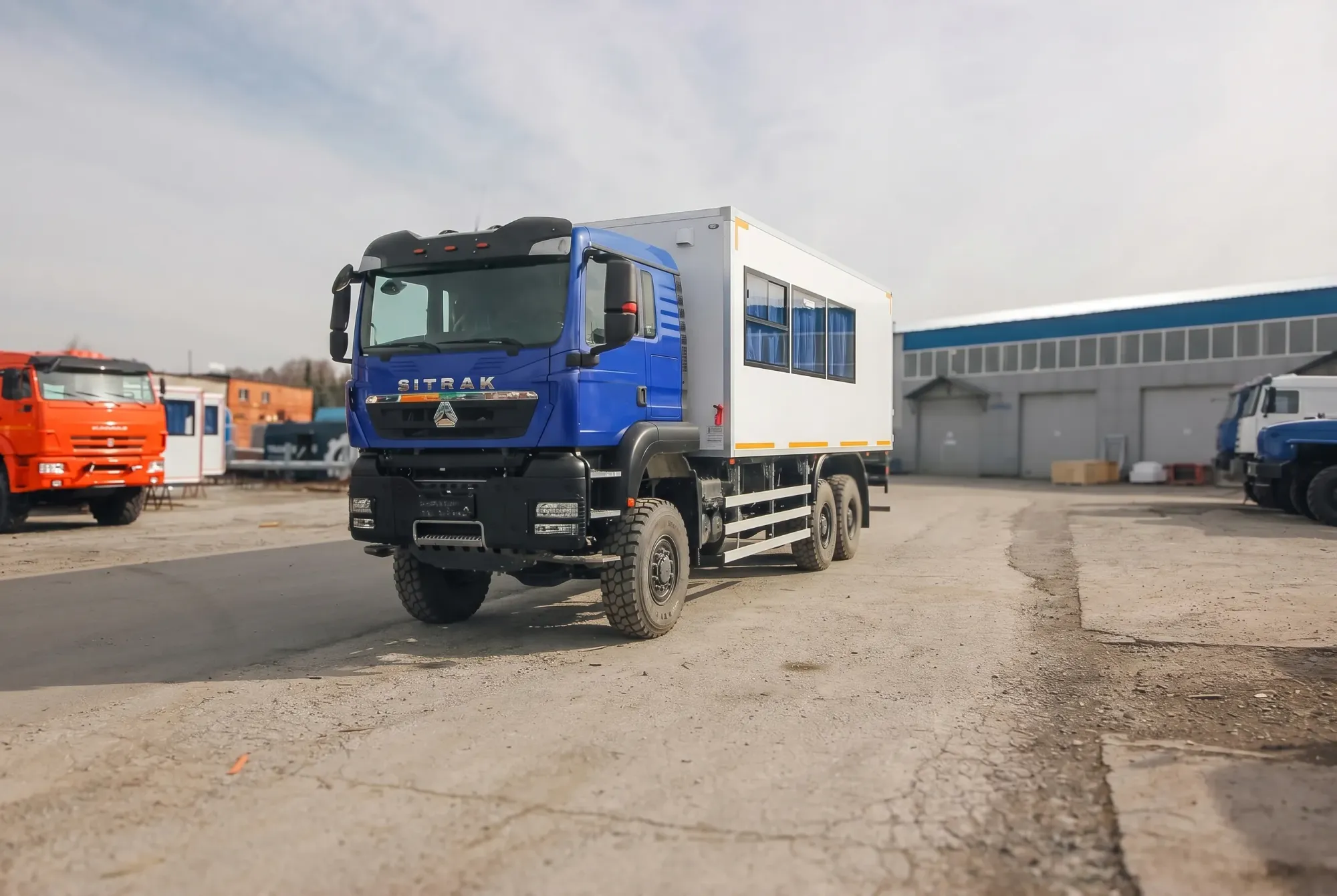 Вахтовый автобус 28 мест на шасси SITRAK C7H 6x6 2