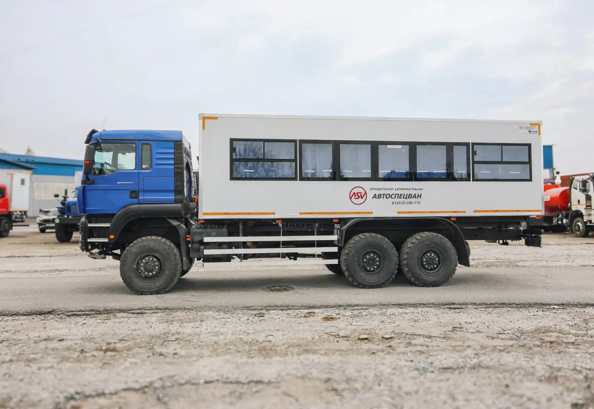 Вахтовый автобус 28 мест на шасси SITRAK C7H 6x6 3