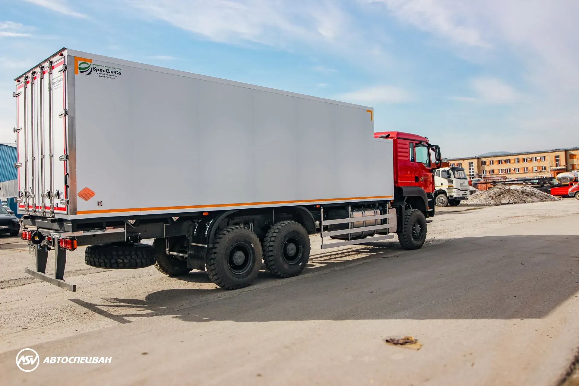 Изотермический фургон на шасси SITRAK C7H 6x6 1