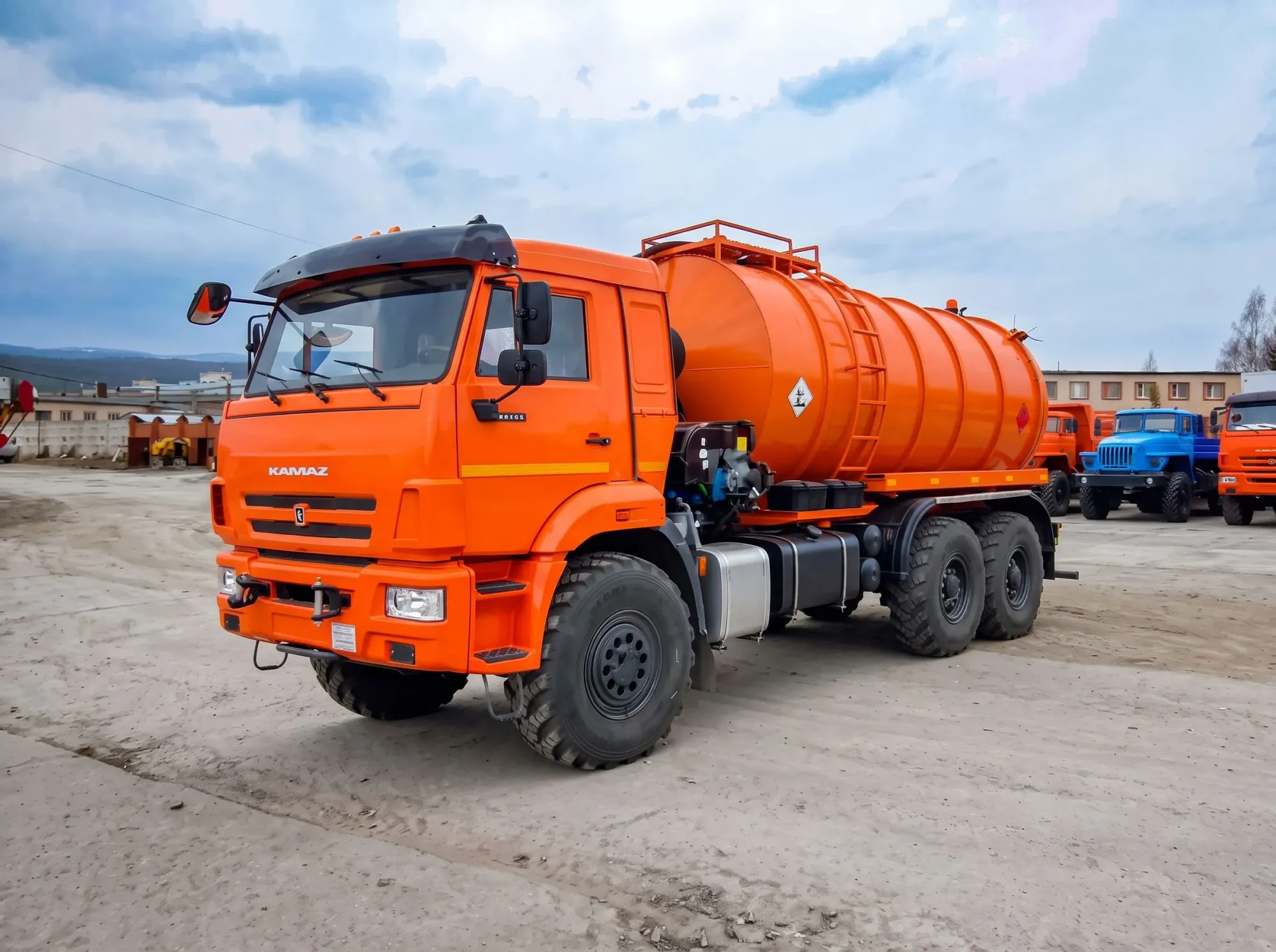 Автотопливозаправщик АКН-10 на шасси КАМАЗ 43118 0